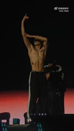 Full performance of shirtless Wang He Di😎 #DylanWang #WangHeDi #王鹤棣 | Shen Yue 沈月 && Dylan Wang 王鹤棣