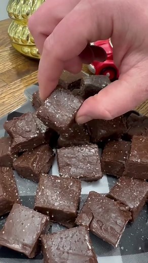 Nutella Sea Salt Fudge🔥 Recipe 1 can sweetened condensed milk 1 tsp vanilla extract 1 cup bittersweet chocolate chips 1 cup of Nutella 3 TBSP of butter Sea salt Steps Add sweetened condensed milk, vanilla extract, chocolate chips, Nutella, and butter to a glass bowl. Mix together well. Microwave for 15-20 seconds at a time until everything is melted, smooth, and seems to start thickening (I stir every 15-20 seconds so it doesn’t burn) I probably microwaved this for about 3 minutes total. Line a