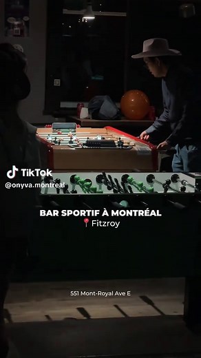 @fitzroymtl - loft décontractée avec 15 tables de billard, 6 tables de babyfoot, plus de 15 écrans géants! ——— @fitzroymtl - Relaxed loft with 15 pool tables, 6 foosball tables, and over 15 giant screens! #pooltable #montreal #barsport #montrealbar #onyvamontreal