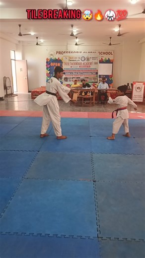 Tile breaking 🥋🔥🤯💯 #trendingshorts #tilebreaking #viralshort #youtubeshort #martialartstraining