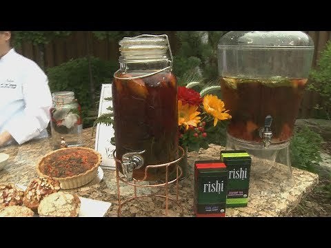 How to make sun tea with herbs and fruit