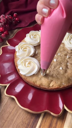 Paty Mantequilla, Mantequilla la galleteria on Instagram: "ya llegó diciembre, y con él te he diseñado material, increíble para que triunfes esta temporada. y lo mejor de todo es que si aún no conoces mi suscripción, puedas tener tu prueba gratuita 1. Tutorial y receta para hacer mi cookie Cake sabor muñeco de gengibre 2. Tutorial y receta de mi betún de mantequilla 3. Clase en vivo para decorar las cuatro galletas que son las estrellas del show. 4. Cookie cards descargables en forma de portal d