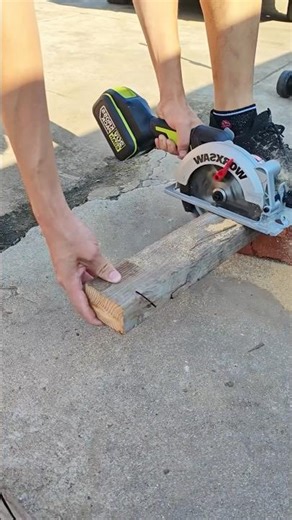 Cordless Handheld Saw Test – Smooth Wood Cutting! 🔋🪚