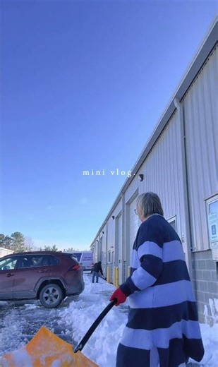 #shorts #snow #flockfree Cleaning up the snow from the weekend. Gotta get those orders out!