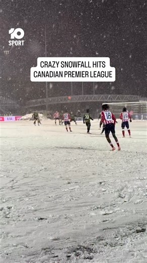 How about these conditions in the Canadian Premier League Final?! Snow has blanketed TD Place Stadium in Ottawa where Atlético Ottawa is facing off against Calvary FC in the final of the domestic competition. Would you rather 40 degrees in the middle of Aussie Summer in the A-League, or this? 🥶🥶 | 10 Sport