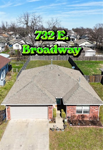 Listing Mode: ACTIVATED! 🕹️💥 This beautiful 3 bed, 2 full bath home in #cushingoklahoma is located on Broadway just blocks from shops, parks, dining, plus popular establishments such as Godofredo’s and the Dunkin Theatre! Low-maintenance, open-concept living in the 💚 of it all! Message me for details or for a private showing today! #stillwaterok #oklahomarealestate #cushingok