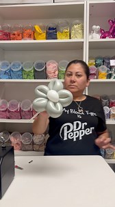 Flor de 5 pétalos con globo #gabystips #globos #tutoriales #balloons #balloondecor #flores #tips | Gaby and family creations