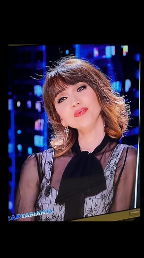Chiara Francini on Instagram: ". Ieri a @cartabiancarai3 un altro assaggio di Forte e Chiara. “Un romanzo di formazione ma anche, nella seconda parte, una riflessione illuminante e profonda, talvolta grave, sulla tirannide del denaro e del potere che governa i comportamenti umani.” I Sinistri “I Sinistri sono quasi sempre dei ricchi che si vergognano d’esserlo e vorrebbero essere nati poveri, per poter essere considerati intelligenti. I Sinistri sono ricchi di famiglia. Borghesi. […] Ai Sinistri