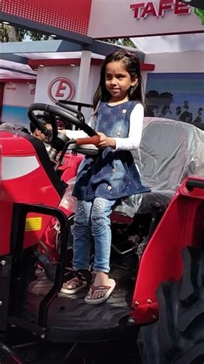 yashika ne enjoy kri tractor ride#tractor ride by a girl#love tractor#eicher tractor ride