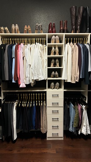 Visual clutter feels messy. ⬇️ Everyone’s tolerance is different. Visual clutter is essential items that cause stress, and they’re usually located on your countertops, surfaces and shelves. 😢 If you’re overstimulated by visual clutter, then it’s time to declutter. Your home can be clean, but the things around you could still cause overwhelm. When you reduce visual clutter, you are able to relax and enjoy your home. ❤️ 10 changes to reduce visual clutter: 1️⃣ Make your bed (Maybe reduce the amou