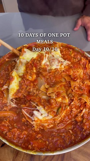 ONE POT MEALS SERIES 🥣 Day 10/10 - Deconstructed lasagna Ingredients: * 3 tbsp olive oil * 1 brown onion, finely chopped * 3 garlic cloves, finely chopped * 1 large carrot, finely chopped * 2 sticks of celery, finely chopped * 1 small zucchini, finely chopped * 4 mushroom cups, finely chopped * 1 kg beef mince * 700g passata * 400g whole plum tomatoes * 3 cups beef stock * Salt & pepper to taste * 250 g ready-made lasagna sheets * 1 cup mozzarella cheese * Parmesan cheese, grated * 1 bunch of b