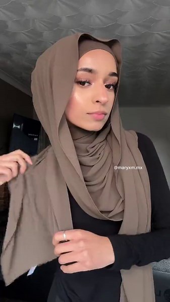 This hijab style is soo elegant has neck and chest coverage too! #hijabtutorials #hijabstyles #hijabmuslim #hijabtutorialsimple #hijabigirls #maryxmmx #maryxmhijab #hijabinspiration