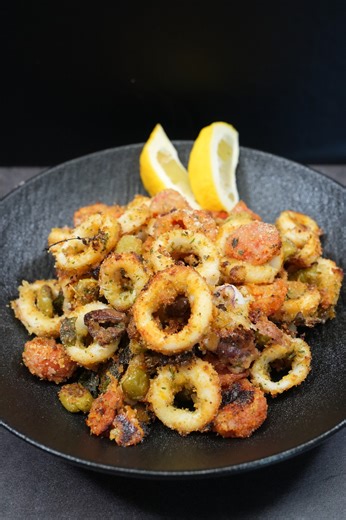 Calamari 😍🦑 al forno saporiti ❤ LI adorerete! ✨ GZFoodqood Ingredienti: - 3 calamari - 15 pomodorini - 50 g di olive verdi - 30 g di olive taggiasche - 30 g di parmigiano grattugiato - 2 cucchiai abbondanti di pangrattato - Origano q.b. - Mezzo limone (succo e scorza) - 5 foglie di basilico - Sale e pepe q.b. - Olio d'oliva q.b. Procedimento: Pulire i calamari e tagliarli a rondelli. Fare un'incisione ai pomodorini e cuocerli in acqua bollente per 30 secondi. Raffreddarli, pelarli e tagliarli 