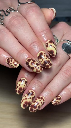blooming gel in the trending brown and yellow colours giving giraffe to its core 🙂‍↕️🦒🤎🫶🏼✨ i am OBSESSED with how this set looks oh my goodness #bloominggel #bloominggelnailart #animalprintnails #naildesigns #fyp