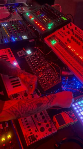 Fuzz pedal on td3 #acid #acidhouse #303 #tr8s #techno