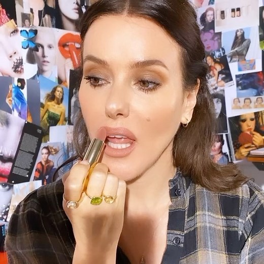 The smooth caramel vibes of Velvet Affair (yes I will bring this one back next autumn!!!) Velvet Muse is the closest shade in stock ...its just cooler, less warm in tone #truevelvetlipsticks #makeup #velvetaffair #velvetmuse #lisaeldridgemakeup #lisaeldridgerings | Lisa Eldridge