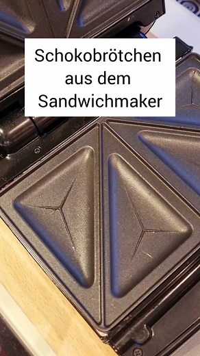 Wir haben heute einen Tag Schulfrei & daher gab's bei uns heute zum zweiten Frühstück eine süße Lunchbox. ❤️ Support ❤️ Ich freue mich immer sehr über Interaktion am Beitrag. Also: liken, speichern, kommentieren, an Freunde weiterleiten. 🥰❤️ Und das ist alles drin in den Brotboxen: ❤️ Schokobrötchen aus dem Sandwichmaker ❤️ Salat ❤️ Weintrauben ❤️ Ananas ❤️ Gurke ❤️ Fruchtgummi Schnecke Und hier gibt's das Rezept für die Schokobrötchen: ❤️ 100 g Mehl ❤️ 1 TL Backpulver ➡️ miteinander vermengen 