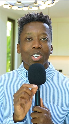 Les francophones 👋🏾 “Je vais vous expliquer” n’est pas ❌ “I will explain you”. Explication👇🏾 En anglais, “explain” ne prend pas de complément de personne direct. On ne peut pas dire "explain someone something”. La structure correcte est toujours “explain chose to personne”. On dit donc : ✔️ Explain something to someone. Exemple : 📌 Je vais vous expliquer le problème. ✅ I will explain the problem to you. ❌ I will explain you the problem. Never make this mistake again It’s Kodjo, your English