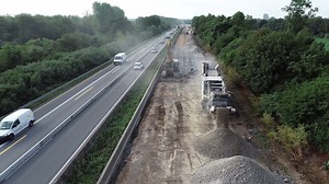 Wenn Autobahnen eine Erneuerungskur 💆‍♀ brauchen Wo viel Verkehr ist, werden Autobahnen stark strapaziert – so auch bei der deutschen A61 bei Bergheim. Die Fahrbahnoberfläche in Richtung Koblenz war schon in die Jahre gekommen und brauchte laut unserem Kunden, Die Autobahn GmbH des Bundes, dringend ein Facelift. ✨💅 Für diesen Zweck wurde die neun Kilometer lange Strecke von Mai bis Oktober 2023 gesperrt und von unseren Kolleg:innen aus Nordrhein-Westfalen wieder zum Strahlen gebracht. Ganz sch