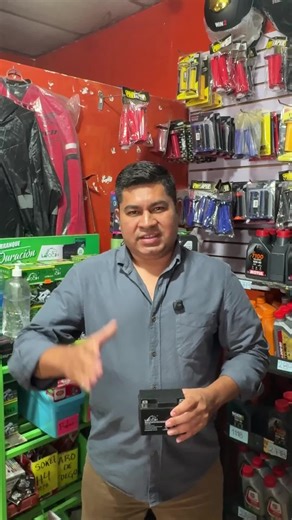 🔋 ¿Tu moto tarda en encender o sientes que la batería ya no rinde igual? 👀 Puede que no sea la batería… sino cómo la estás usando 🧠⚡ Un error común es forzar el arranque varias veces seguidas cuando no enciende 🚫 Esto desgasta la batería mucho más rápido y puede dejarte botado cuando menos lo esperas 😵‍💫 💡 TIP: Dale unos segundos entre cada intento de arranque para evitar sobrecargarla y alargar su vida útil 🔧 En Supermoto tenemos lo que necesitas para que tu moto siempre esté al 100% 🏍