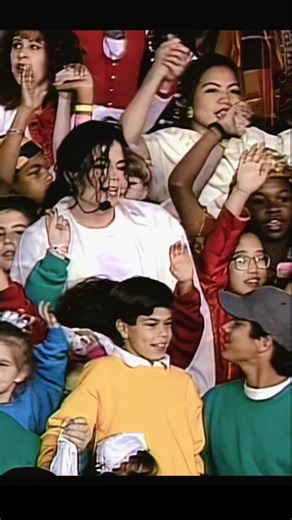 Hace 17 años, el mundo perdió al legendario Michael Jackson.🥀 Las palabras me duelen y cuestan decir,el hombre que me hizo ver el mundo con magia,amor y que todo era posible así como el antigravedad y el moonwalk . Cómo a su vez con un simple gesto podías alegrar a alguien y así como me enseñó el color también la oscuridad del mundo que decidió ayudar, gracias por tanto y perdón por tan poco Michael Jackson siempre te lloro Pero hoy más. #healtheworldmichaeljackson #sanarelmundo #michaeljackson