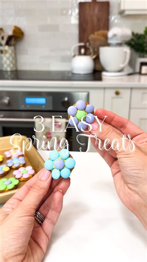 Jamie Dinardi-Dill | Sweetly Jamie on Instagram: "3 EASY Springtime Treats 🌸🐝 a good one to SAVE for later when you’re looking for easy treats to make with the kids, to package up as gifts or include in an Easter/Spring brunch! Instructions are below: NONPAREIL CANDIES: - Pour nonpareil sprinkles into a small sheet pan or plate making one even layer. I used pastel nonpareil sprinkles for Spring! - Add spoonfuls of melted chocolate on top of a layer of sprinkles - Allow to set (fridge for 1 hou