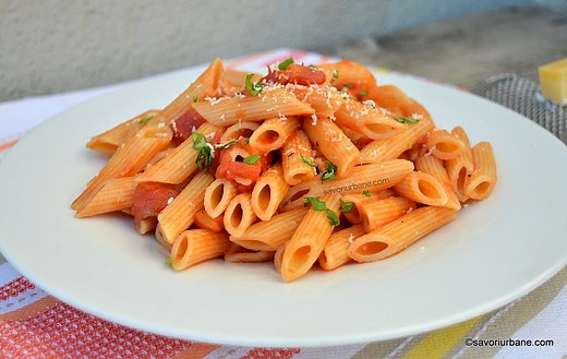 Penne all'arrabbiata rețeta autentică italiană de paste picante cu roșii și usturoi