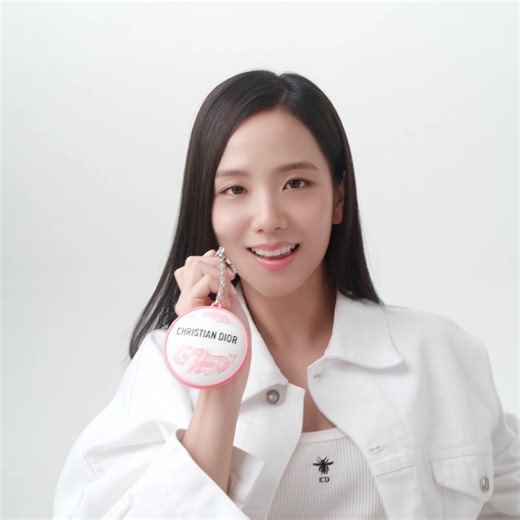 官網夏季暢銷 DIOR全能修護霜 限量推出，明星萬用霜換上亮眼粉紅約依外殼，搭配吊飾點綴穿搭亮點、時刻滋潤修護，令人愛不釋手。#diorlebaume 官網下單零門檻享法式包裝服務，單筆滿6000即享DIOR極淨舒緩百褶包兩件禮。 | Dior