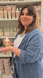 Non solo profumi per ambienti. Mathilde M. è un mondo di delicatezza sulla pelle: 🧴 Crema mani 🫧 Latte corpo 🌸 Shampoo 💆‍♀️ Profumo per capelli ☀️ E la mia coccola preferita per l’estate… Lasciati conquistare dalla raffinatezza francese ✨ #MathildeM | Tendenze Shabby Chic