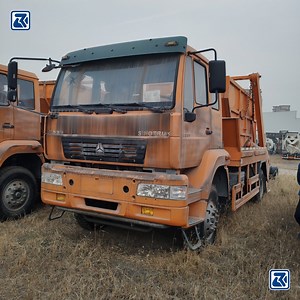 [Hot Item] Specialized Vehicle Sinotruk Waste Trucks Skip Loader Truck Waste Skip Bin Truck
