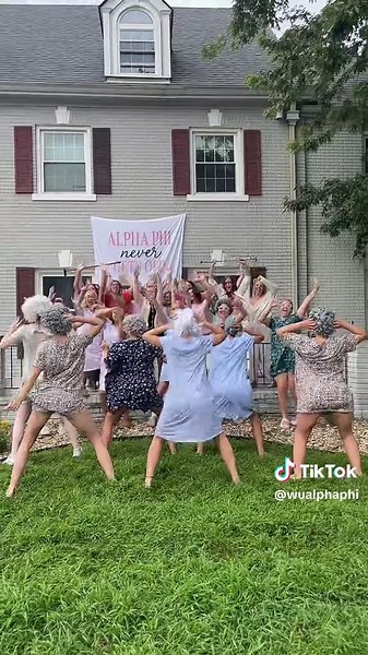 walking into day 3 of work week like 👵🏼 #RUSHTOK #WORKWEEK #SORORITY #ALPHAPHI #GOGREEK