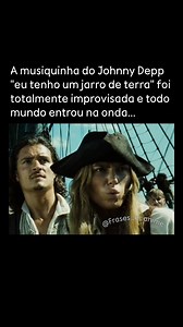 🎬 Piratas do Caribe: O Baú da Morte (2006) Jack Sparrow tentando esconder o coração de Davy Jones enquanto canta calmamente: “Eu tenho um jarro de terra… eu tenho um jarro de terra.” Caos absoluto, humor improvisado e uma das cenas mais lembradas da franquia. 🏴‍☠️⚓️ | Frases & Animes