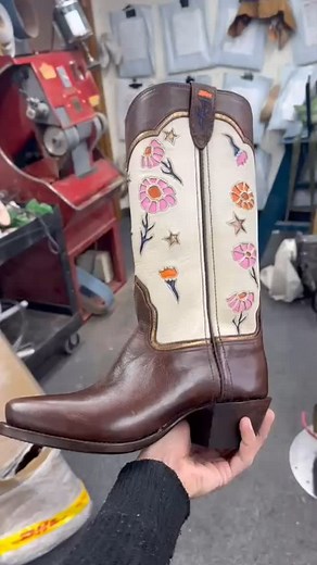 These are handcrafted cowboy boots are where rugged meets refined—featuring a rich chocolate brown vamp and heel, paired with hand-inlaid floral and star details on creamy leather shafts. Every stitch, every color pop, and every cut tells the story of craftsmanship made in the USA. Built tough, made with soul. #OldCountryBoots #HandcraftedBoots #AmericanMade #CowboyBoots #WesternStyle #LeatherBoots #MadeInUSA #Bootmaker #CustomBoots #FloralsAndLeather #WesternWear #RealCowboyBoots #LasVegasStyle