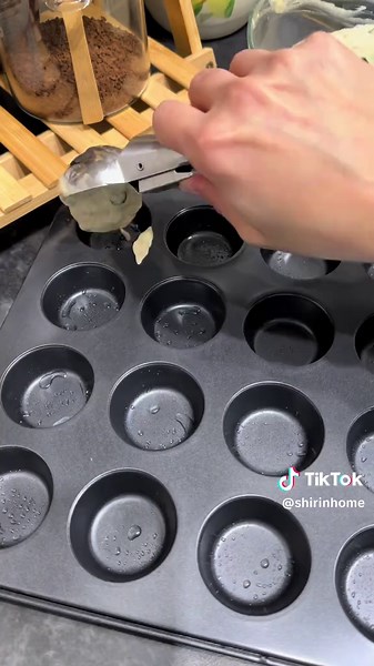 🟡If your baby is starting solids (or you’ve already started), you’ll love my free eBook with 20 delicious purée recipes — link in bio 🍌Baby Friendly Banana Muffins( 6 months) Ingredients \t•\t3 bananas, mashed \t•\t½ cup chocolate chips ( Avoid for under 12 months babies) \t•\t2 eggs \t•\t1 tsp vanilla \t•\t1 ½ cups self-raising flour (If you don’t have self-raising flour: use 1 ½ cups all-purpose flour 2¼ tsp baking powder ¼ tsp salt) ⸻ Instructions \t1.\tPreheat the oven to 180°C (350°F). Li