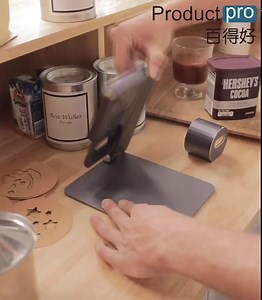 LaserPecker Pro迷你手持鐳射雕刻機，緊湊型的設計，機身小巧精緻，由移動電源供電，攜帶方便，可在任何地方使用，非常適合業餘鐳射雕刻使用。配備的高品質鐳射頭，穩定性好，工作時間長，持久耐用，自帶工作警告警報/動作觸發停止/過熱關機/密碼鎖等多重保障設計，避免事故發生，安全有保障。 立即購買： https://bit.ly/30PIWD3 配合專屬應用程式使用，使操作變得簡單方便，由智能手機控制的無線藍牙技術進行控制。擁有四種雕刻模式，可以直接導入圖像/文本/繪圖/繪畫進行雕刻，精度精確到0.01毫米，雕刻範圍在10*10釐米，無論是木材/毛氈/果皮/皮革/紙張/布料等各種雕刻材料都能完美適用，可以讓靈感成真，創造想要的一切。 ━━━━━━━━━━━━━━━━ 網店： www.productpro.com.hk 🔺觀塘門市：觀塘成業街19-21號成業工業大廈3樓02室 🔹營業時間： 星期一至五：11:00 - 20:00 星期六至日：11:00 - 18:00 ✅Whatsapp：63106776 🔺旺角門市：旺角奶路臣街8號旺角電腦中心202號舖 🔹營業時間： 時間: