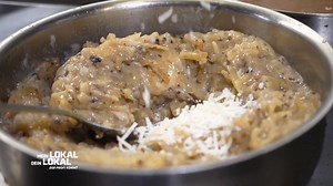 Getrüffeltes Kartoffel-Risotto mit Kobe-Beef: Dieses Gericht bereiten Küchenchef David und Sternekoch Christian Henze zu. Der Profikoch ist von dem Fleisch begeistert und gibt dem Küchenchef noch Tipps für das getrüffelte Kartoffel-Risotto. #MeinLokalDeinLokal 😁📺 „Mein Lokal, Dein Lokal“ – streamen auf Joyn und Montag bis Freitag, um 17:55 Uhr, bei Kabel Eins. | Mein Lokal, Dein Lokal