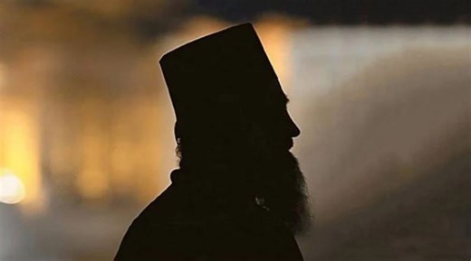 Μαγνησία: «Δεν έχει κανένα Χριστός Ανέστη» – Η στιγμή που ιερέας διακόπτει τη λειτουργία για να μην πέσουν πυροτεχνήματα