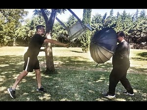 Self-defense with an umbrella, Gaspar and Javi put it to the test.
