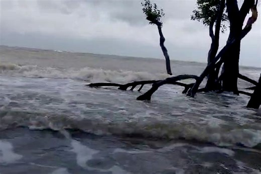 শক্তি বাড়িয়ে উপকূলের আরও কাছে ‘রেমাল’, তাণ্ডবের আশঙ্কায় বন্ধ একাধিক পরিষেবা