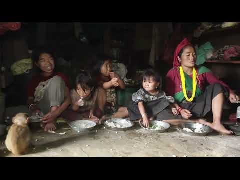 How villagers eat delicious food together in the village kitchen