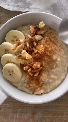 Save this Protein Oatmeal recipe to make later!! I try to get at least 20-25 grams of fiber in my diet each day which isn’t easy, but starting the morning with heart healthy oats is a great way to get there! Top it with more berries and fruit if you wish! Ingredients: 1/3 cup quick or rolled oats (organic) 1/3 cup egg whites 2/3 cup milk of choice of protein shake 1 mashed ripe banana Fruit for topping 1/2 ounce walnuts Cinnamon Like our content? Hit that follow button! @weightlossfamzone @weigh