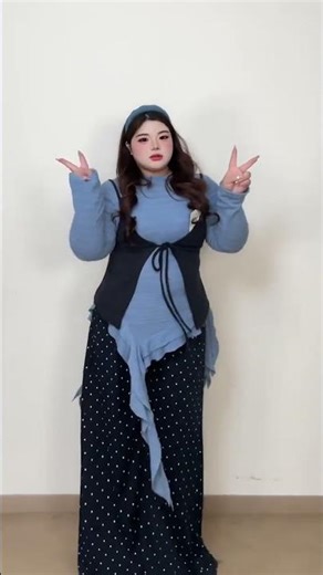 Japanese Style Layered Outfits for Plus Size Women: Walk Together After Shopping