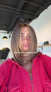 90s Jennifer Aniston haircut: face-framing layered summer style