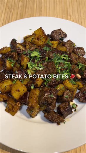 Steak & potato bites – crispy outside, juicy inside, ready in ~25 min 🥩🥔 Full recipe exact ingredients & steps on Notion – link in bio (Linktree) 👇 Save this one for your next quick dinner New drop every Tuesday #steakbites #potatobites #easydinner #homecooking #steak