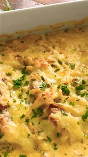 Zwiebel-Sahne-Schnitzel aus dem Ofen. Rezept & auf meinem Kanal.