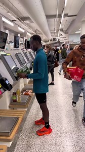 Scanning items while people are checking 😅🙅🏾‍♂️😂 #prank #foryou #foryoupage #fyp #funny #comedia #viral | Yudy Fans