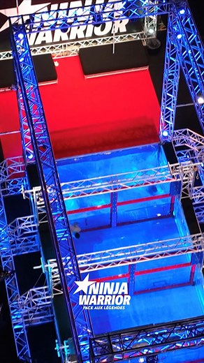 J-10 avant Ninja Warrior : Face aux Légendes 💪 Découvrez le tout nouveau parcours qui se jouera exclusivement en DUELS 🆚 Spectaculaire n’est-ce pas ? RDV dès le Vendredi 7 Juillet sur TF1 et MYTF1 avec Iris Mittenaere, Christophe Beaugrand et Denis Brogniart 💥 #NinjaWarrior #ComingSoon #FaceauxLégendes | Ninja Warrior France