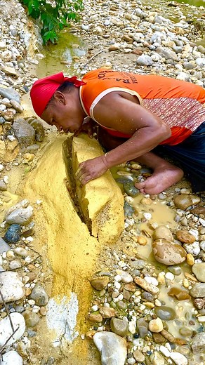 7.7M views · 37K reactions | The process of finding gold | finding gold in bedrock fragments | finding gold nuggets worth $5000 amazing ‼️#golddiscovery #lookingforgold #goldrush#emas #goldhunter #goldhunting #prospectinggold #prospectorgold #goldnuggets #goldfanning #findinggold #digginggold #goldminer #goldmine #discoverygold #lookingforgold #goldviral #goldmaterial #fyppro #reelsindonesia #reelsinstagram #fyp #gold #creator | Mashadi Gold Hunter | Facebook