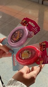 За малите девојчиња, Disney Lip Smacker! 🏰💖 Сјајчиња, лакчиња и слатки прстенчиња со омилените Disney ликови, сè што им треба на малите принцези за нивните први beauty моменти. Најди го омилениот сет во dm! | dm drogerie markt Makedonija