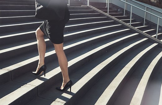 Des mini-caméras sur les chaussures pour filmer sous les jupes : le voyeurisme 2.0 affole les réseaux - Elle